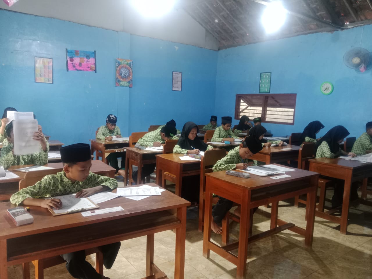 Santri Mengikuti Ujian Akhir Madrasah