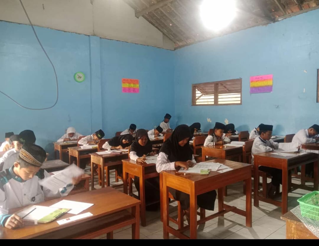 Santri Mengikuti Ujian Akhir Madrasah