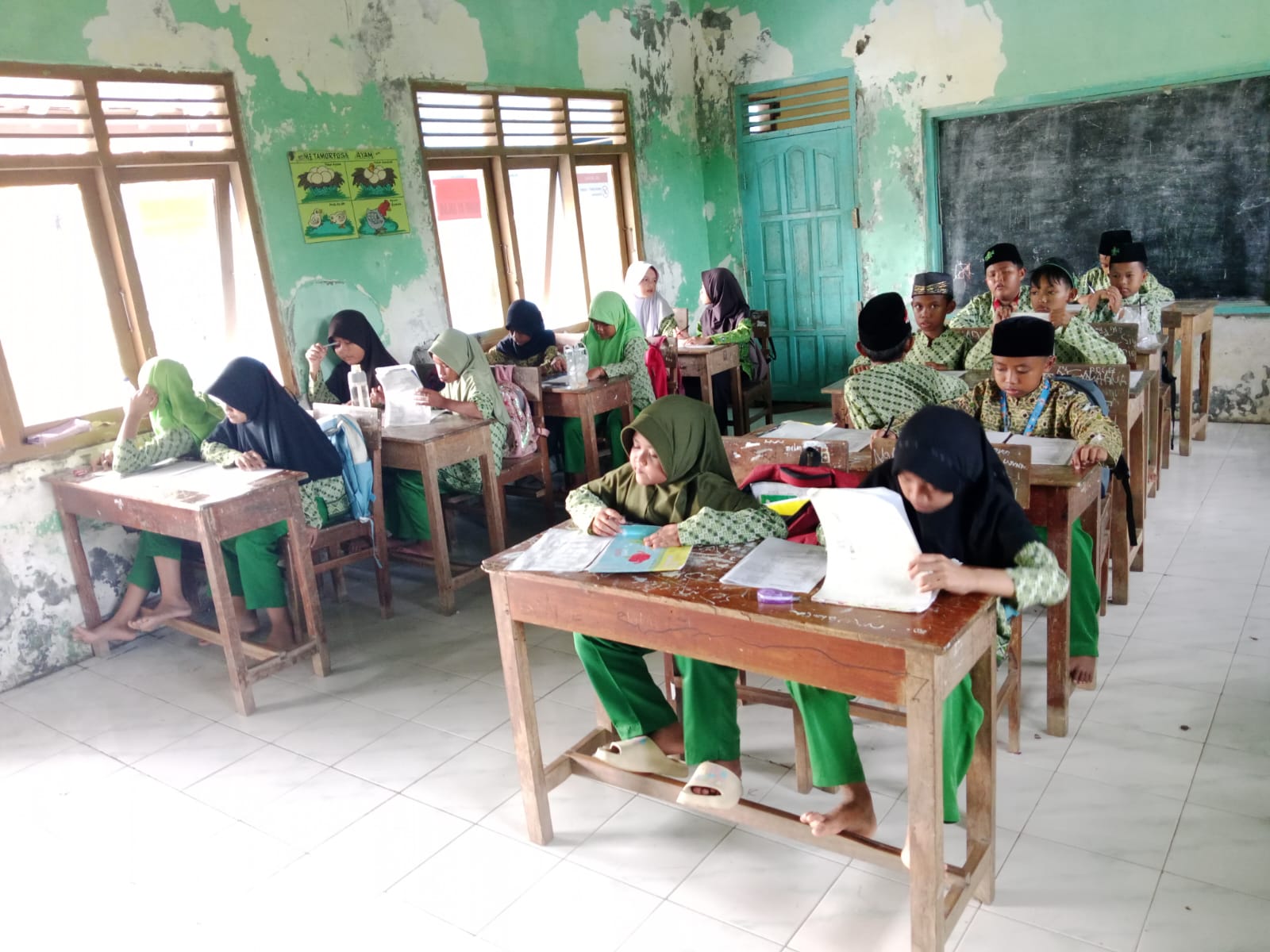Santri Belajar Di Kelas