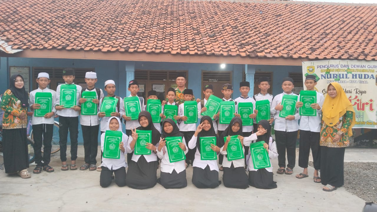 Penyerahan Ijazah Santri Kelas 4