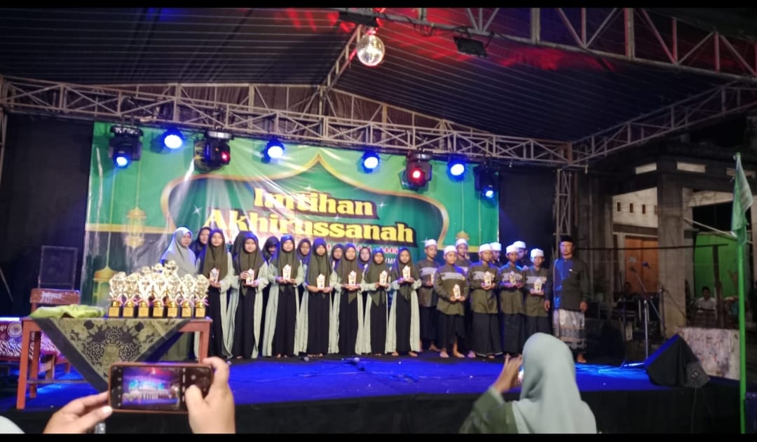 Pembagian Kenang-Kenangan Santri Kelas 4